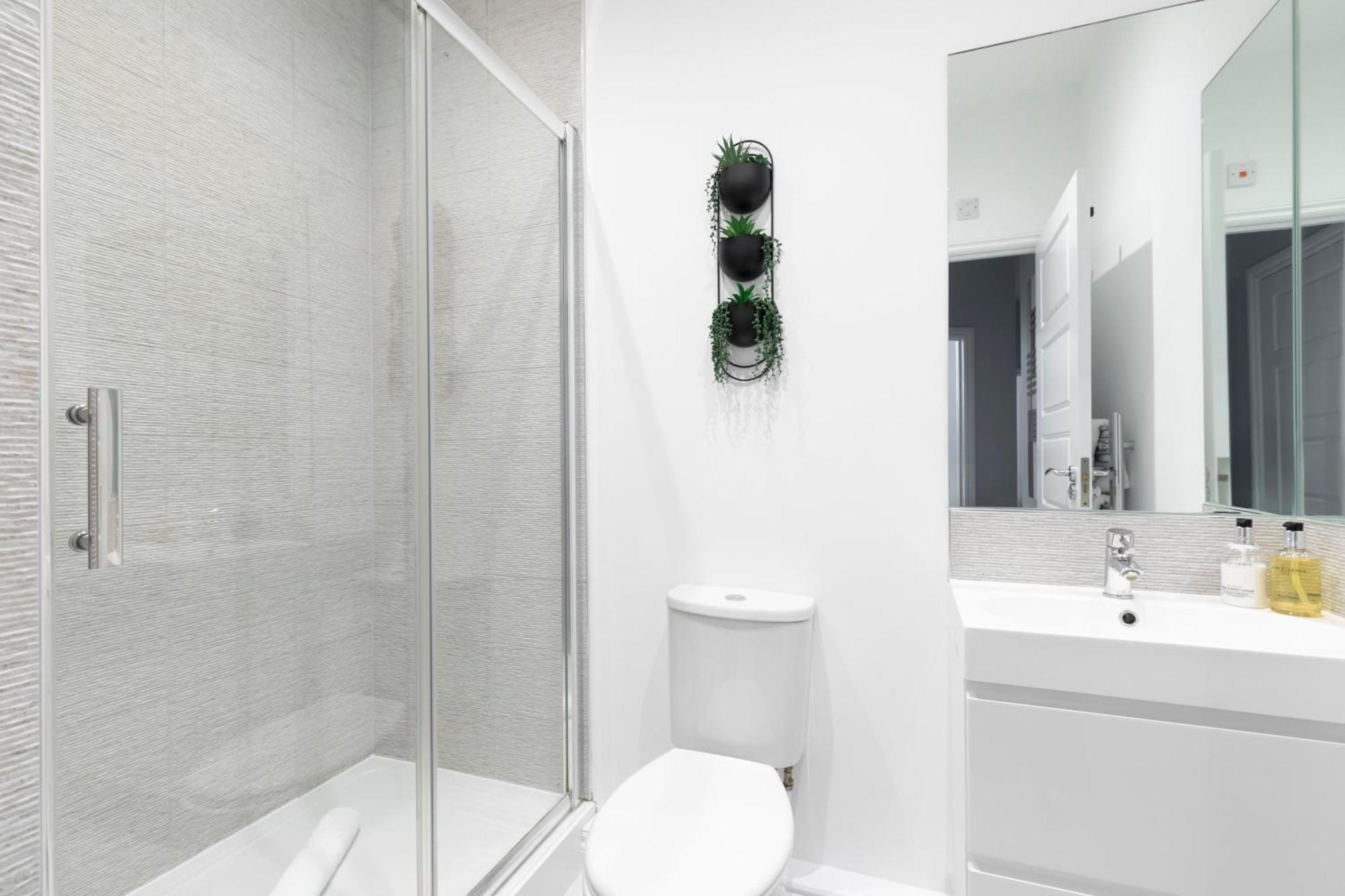 Elliot Oliver - Stylish 2 Bedroom Town Centre Apartment Τσέλτενχαμ Εξωτερικό φωτογραφία